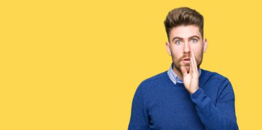 Genç yakışıklı bussines adam elini ağzına kötü amaçlı konuşma konuşma fısıldayan gizli söylenti söylüyor