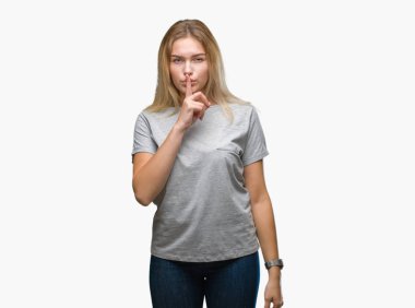 Dudaklarında parmak ile sessiz olmanı izole arka plan üzerinde beyaz kadın. Sessizlik ve gizli kavramı.