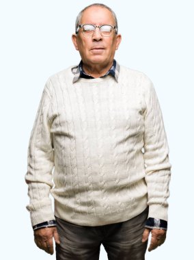 Yüzünde gözlük ve ciddi ifade ile kış Kazak giymiş yakışıklı komuta sizde. Basit ve doğal kameraya bakıyor.