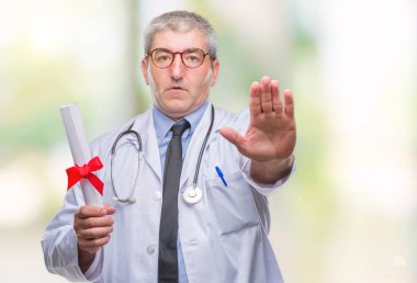 Derece kağıt açık eliyle dur işareti ile ciddi ve kendine güvenen ifade, savunma jest yapıyor izole arka plan üzerinde tutarak yakışıklı kıdemli Doktor adam