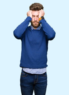 Genç yakışıklı bussines adam çünkü umutsuz ve stresli baş ağrısı acı acı ve migren. Ellerini kafasına.