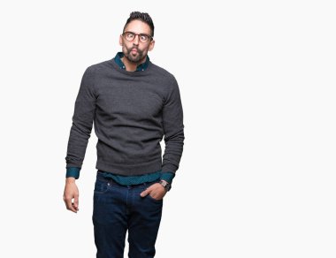 İzole arka plan yapma balık yüzüne dudaklı, çılgın ve komik bir jest gözlük takan yakışıklı delikanlı. Komik ifade.