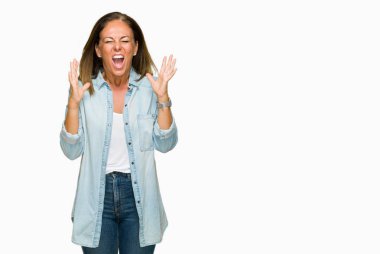 Arka plan deli kutluyor orta yaş yetişkin kadın üzerinde rahat kot gömlek giymiş izole ve crazy arms ile başarı için kaldırdı ve heyecanlı çığlık gözler kapalı. Kazanan kavramı