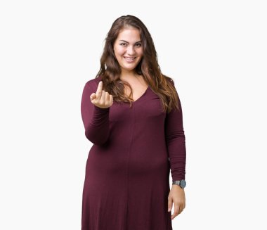 Güzel ve çekici artı boyutu genç kadın Beckoning gel burada mutlu ve gülümseyerek el davet ile jest izole arka plan üzerinde elbise