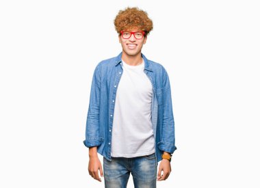 Afro saç gözlük ile mutlu ve güzel genç yakışıklı adamla yüzündeki gülümseme. Şanslı kişi.