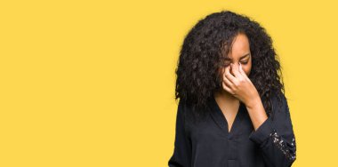 Kıvırcık saçlı zarif elbise genç güzel kız sürtünme burun ve göz yorgunluğu ve baş ağrısı duygu yorgun. Stres ve hayal kırıklığı kavramı.