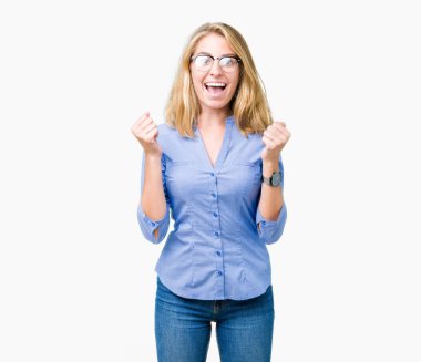 İzole arka plan kutlama üzerinde güzel genç iş kadını şaşırttı ve başarı için kaldırdı kollarını açarak hayret ve gözleri açık. Kazanan kavramı.