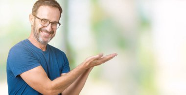 Üzerinde gözlük nedir yakışıklı orta yaş ağarmış komuta sizde izole arka plan el ve reklam mutlu ve kendinden emin gülümseyen sunulması avuç, yanında işaret