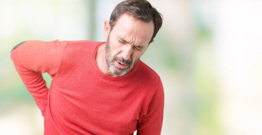 Yakışıklı orta yaş ağarmış komuta sizde giyen kış kazak izole üzerinde arka plan geri el ile kas ağrısı dokunmadan acı sırt ağrısı,