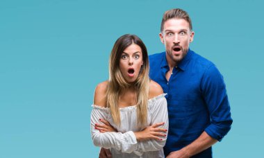 Genç çift aşık korkuyor ve şok sürpriz ifade ile izole arka plan üzerinde korku ve yüz heyecanlı.