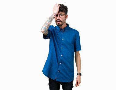 Genç yakışıklı adam gözlük izole arka kafasına hata için el ile sürpriz üzerinde hata hatırlıyorum. Unuttum, kötü bellek kavramı.