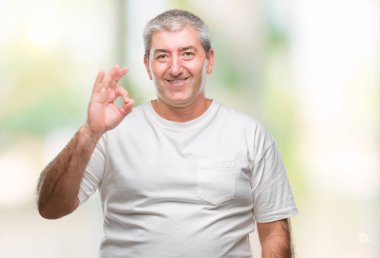 Gülümseyen izole arka plan üzerinde üst düzey yakışıklı el ve parmaklar ok işaretiyle yapıyor olumlu. Başarılı ifade.