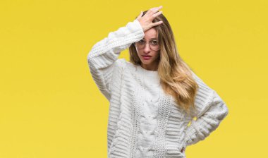 Kış kazak ve güneş gözlüğü izole arka kafasına hata için el ile sürpriz üzerinde giyen genç güzel sarışın kadın hata hatırlıyorum. Unuttum, kötü bellek kavramı.