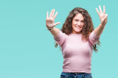 Gösterilen ve parmakları ile işaret izole arka plan üzerinde pembe kazak giyen güzel esmer kıvırcık saçlı Genç kız kendinden emin ve mutlu gülümseyerek süre sekiz numara.