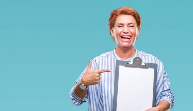 Pano izole arka plan üzerinde çok mutlu el ve parmak ile işaret tutan kıdemli beyaz iş kadın