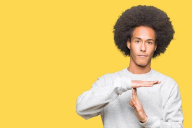 Sportif kazak yapıyor zaman aşımı jest elle, sinirli ve ciddi bir yüz afro saçlı genç Afro-Amerikan adam