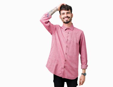 El hareketi ile kendine güvenen dokunaklı saç gülümseyerek, çekici poz izole arka plan üzerinde pembe gömlek giymiş genç yakışıklı adam
