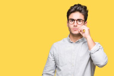Üzerinde gözlük takan genç yakışıklı adam arka plan ağız izole ve parmak ile ZIP olarak Dudaklarını kapa. Gizli ve sessiz, tabu söz