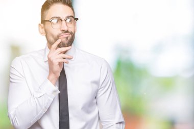 Çene düşünme hakkında soru, dalgın ifade üzerine el ile izole arka plan üzerinde gözlük takan genç yakışıklı iş adamı. Düşünceli yüzüyle gülümsüyor. Şüphe kavramı.