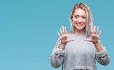 Sarışın genç kadın gösterilen ve parmakları ile işaret izole arka plan üzerinde kendinden emin ve mutlu gülümseyerek süre on numara.