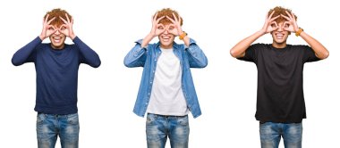 Kolaj dilini dışarı, parmaklarının arasından baktığını dürbün gibi ok jest yapıyor izole beyaz arka plan üzerinde kıvırcık saçlı genç adam. Deli ifade.