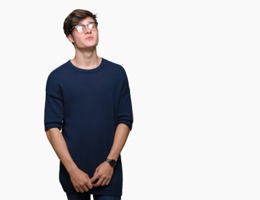 Yakışıklı delikanlı görünümlü yan ve dik dik bakma uzağa düşünce gülümseyen izole arka plan üzerinde gözlük.