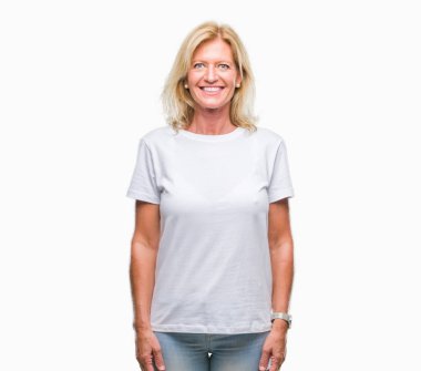 Orta yaş izole arka plan ile bir mutlu ve güzel sarışın kadın yüzündeki gülümseme. Şanslı kişi.