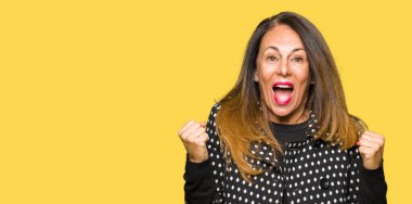 Moda ceket kutluyor giyen güzel orta yaş kadın şaşırttı ve başarı için kaldırdı Kollarını açarak hayret ve gözleri açık. Kazanan kavramı.