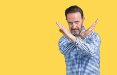 Yakışıklı orta yaş zarif üst düzey adam izole arka plan ret ifade geçiş silah eksi işareti, kızgın surat yapıyor