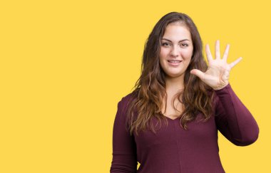 Parmakları ile beş gülümseyen ise kendinden emin ve mutlu güzel ve çekici artı boyutu genç kadın ve yukarıyı gösteren izole arka plan üzerinde elbise numara.