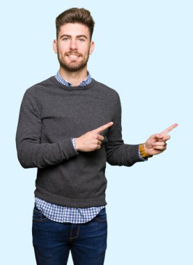 Gülümseyen ve iki ile işaret kamera bakarak genç yakışıklı zarif adam eller ve yan parmak.