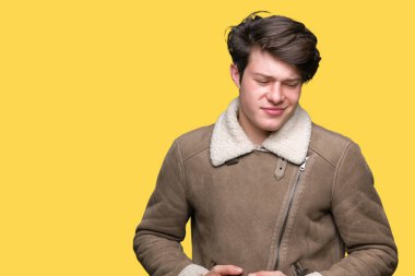 Genç yakışıklı adam giyen kış ceket mide üzerinde el ile izole arka plan üzerinde çünkü hazımsızlık, ağrılı hastalık hasta hissediyor. Ağrısı kavramı.