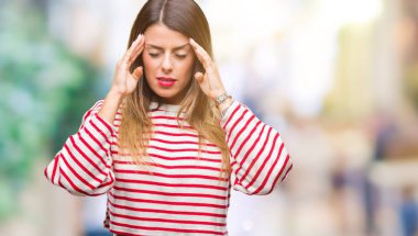 Genç güzel kadın rahat çizgili kış kazak üzerinde arka plan baş baş ağrısı için el ile çünkü izole stres. Migren muzdarip.