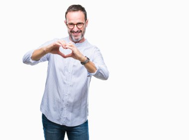 Kalp simgesi ve elleriyle şekil gösterilen aşık gülümseyen izole arka plan üzerinde gözlük takan orta yaş ağarmış komuta sizde. Romantik kavramı.