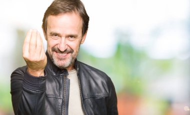 Orta yaş yakışıklı adam giyen siyah deri ceket yapıyor İtalyan el ve parmak emin ifadeyle jest