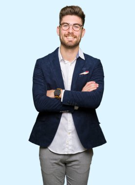 Genç yakışıklı iş adamı ile gülümseyen bardakları mutlu yüz giyen silah kameraya bakarak geçti. Olumlu bir kişi.