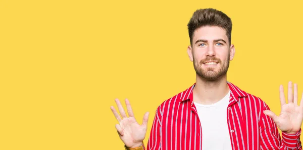 Joven Hombre Guapo Con Camisa Roja Mostrando Señalando Hacia Arriba —  Fotos de Stock