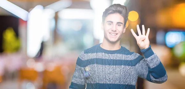 Joven Hombre Guapo Sobre Fondo Aislado Mostrando Señalando Hacia Arriba —  Fotos de Stock