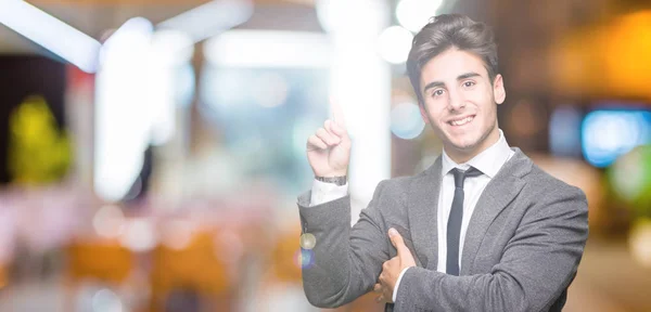 Joven Hombre Negocios Con Traje Corbata Sobre Fondo Aislado Con — Foto de Stock