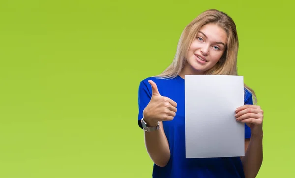 Mulher Branca Jovem Segurando Folha Papel Branco Sobre Fundo Isolado — Fotografia de Stock