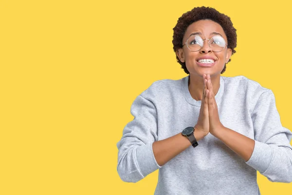 Jovem Bela Mulher Afro Americana Vestindo Óculos Sobre Fundo Isolado — Fotografia de Stock