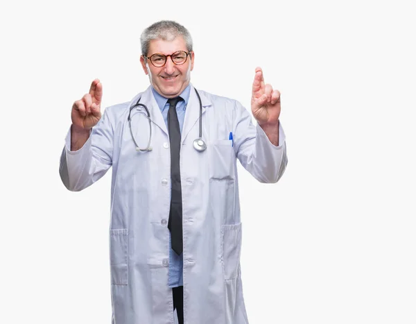 Stilig Senior Doktor Mannen Över Isolerade Bakgrund Leende Korsning Fingrar — Stockfoto