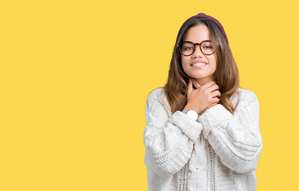 Joven Hermosa Morena Hipster Mujer Con Gafas Sombrero Invierno Sobre —  Fotos de Stock