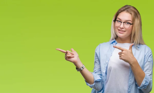 Joven Mujer Negocios Caucásica Con Gafas Sobre Fondo Aislado Sonriendo —  Fotos de Stock