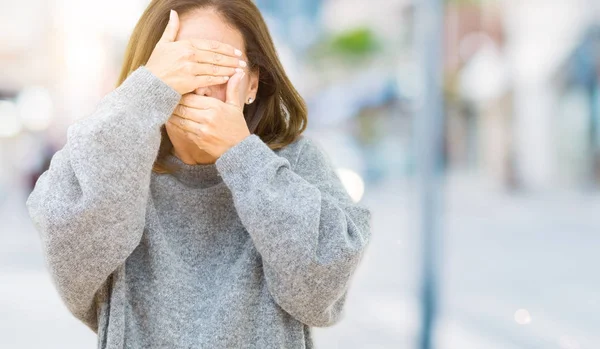 Gyönyörű Középkorú Visel Téli Pulóver Felső Elszigetelt Háttér Kiterjedő Szem — Stock Fotó