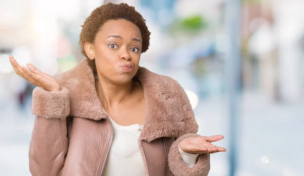 Giovane Donna Afroamericana Che Indossa Cappotto Invernale Sfondo Isolato Espressione — Foto Stock