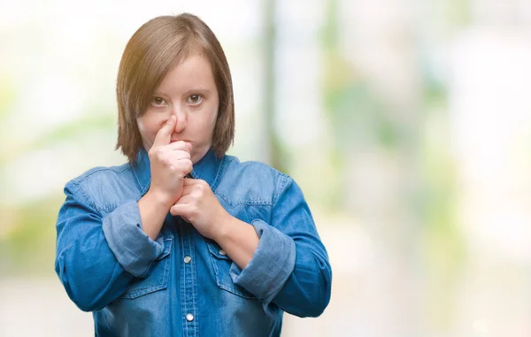 Giovane Donna Adulta Con Sindrome Sfondo Isolato Che Odora Qualcosa — Foto Stock