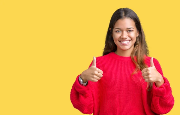 Mujer Morena Hermosa Joven Con Suéter Rojo Invierno Sobre Signo —  Fotos de Stock