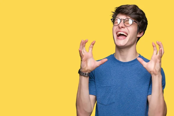 Homem Bonito Jovem Usando Óculos Sobre Fundo Isolado Celebrando Louco — Fotografia de Stock