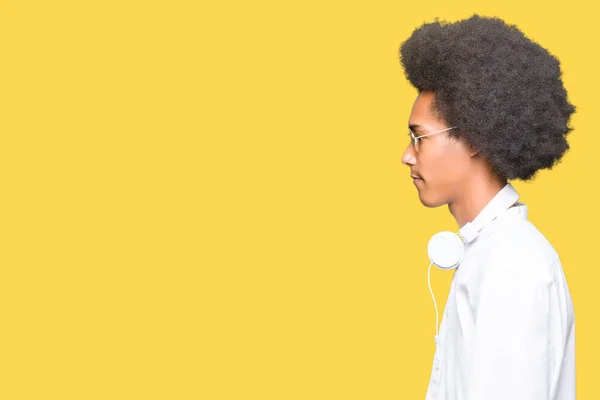 Joven Hombre Afroamericano Con Pelo Afro Usando Gafas Sol Auriculares —  Fotos de Stock